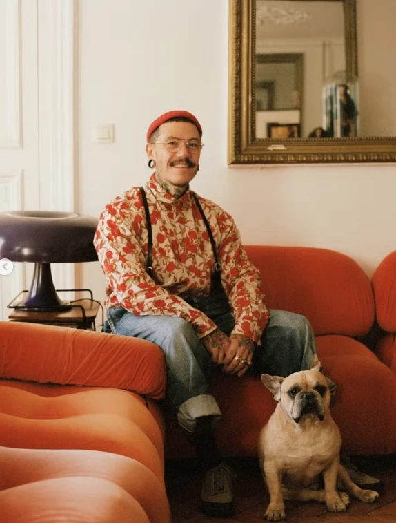 A dos años y medio de su nombramiento, Adrián Appiolaza deja la dirección creativa de Moschino.