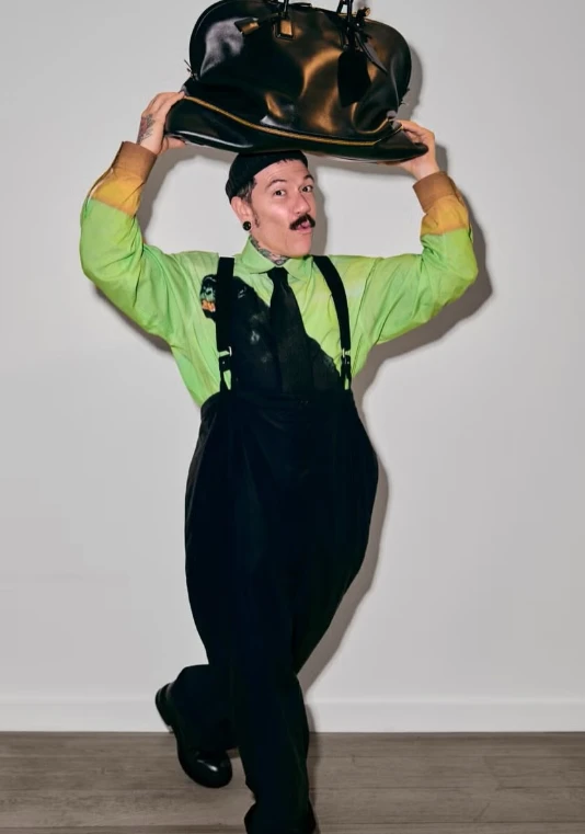 A dos años y medio de su nombramiento, Adrián Appiolaza deja la dirección creativa de Moschino.