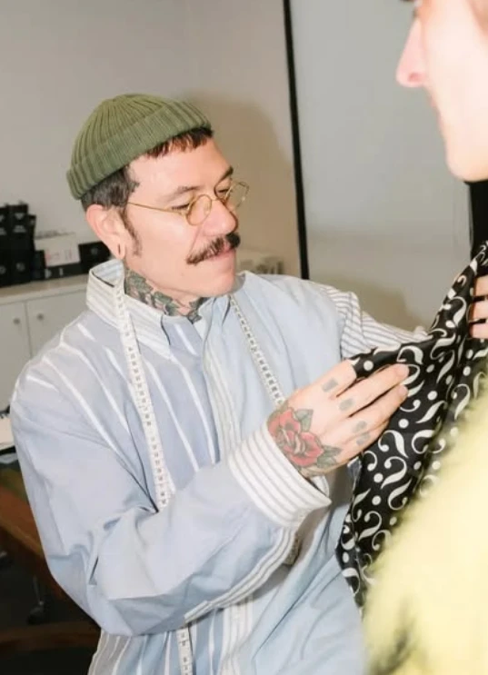 A dos años y medio de su nombramiento, Adrián Appiolaza deja la dirección creativa de Moschino.