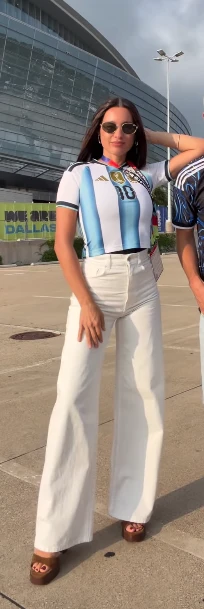 Remera de Argentina crop y jeans palazzo, el nuevo look de Pampita.