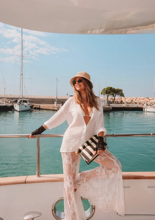 El look de Stephanie Demner: pantalón Oxford de encaje y camisa oversized