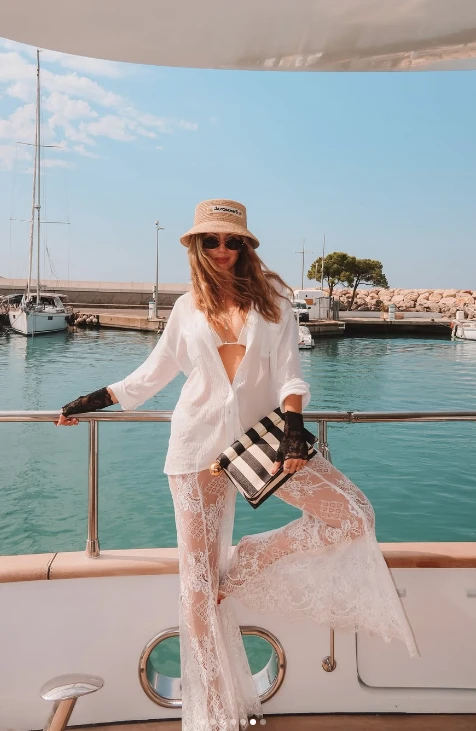 El look de Stephanie Demner: pantalón Oxford de encaje y camisa oversized