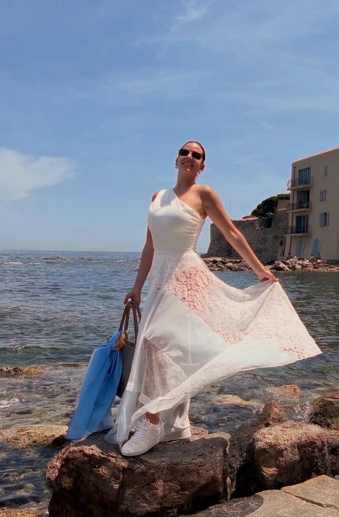 El look de Belu Lucius: body asimétrico y pollera de encaje