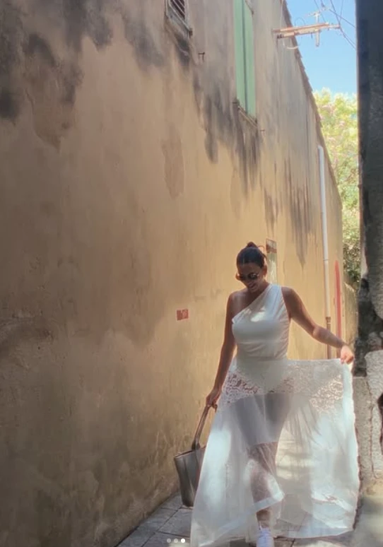 El look de Belu Lucius: body asimétrico y pollera de encaje