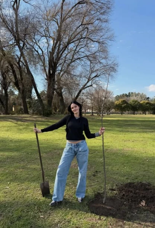 Oriana plantando un árbol.