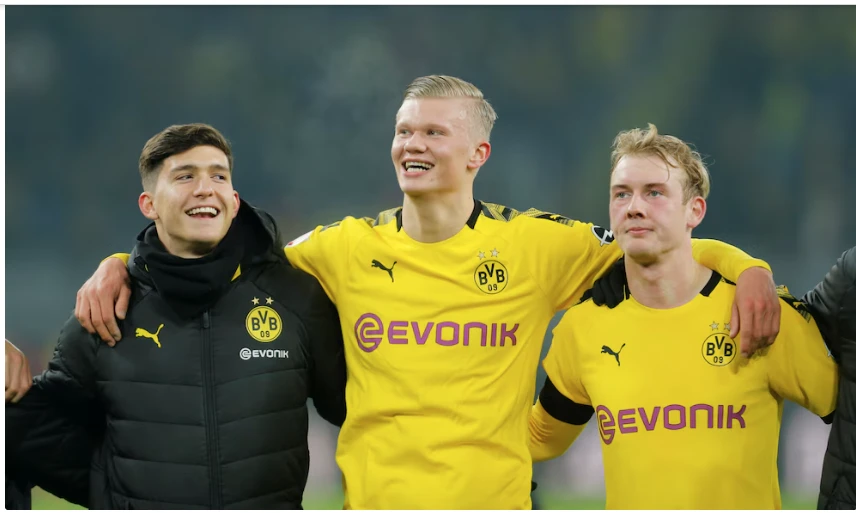 Leonardo Balerdi, Erling Haaland y Julian Brandt celebran el triunfo en un juego ante FC Cologne por la Bundesliga en 2020