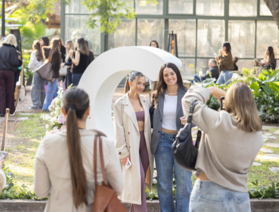 Caro Calvagni reunió moda, bienestar y comunidad en una tarde soñada en los Bosques de Palermo