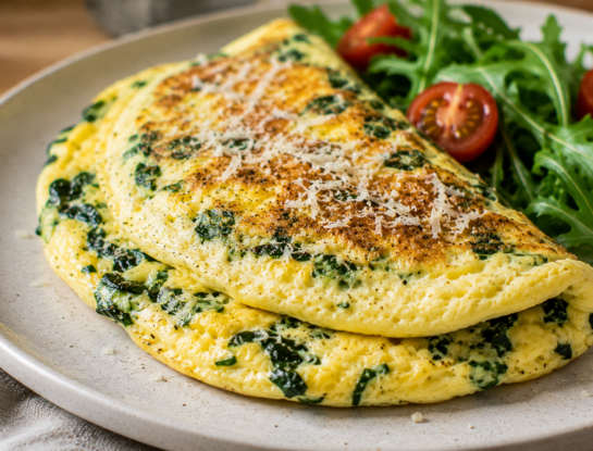 Omelette soufflé de espinaca y parmesano: esponjoso, saludable y lleno de sabor