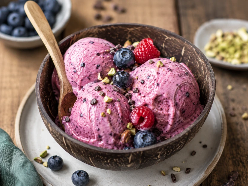 Helado de banana y frutos rojos: una receta fácil, cremosa y sin azúcar agregada