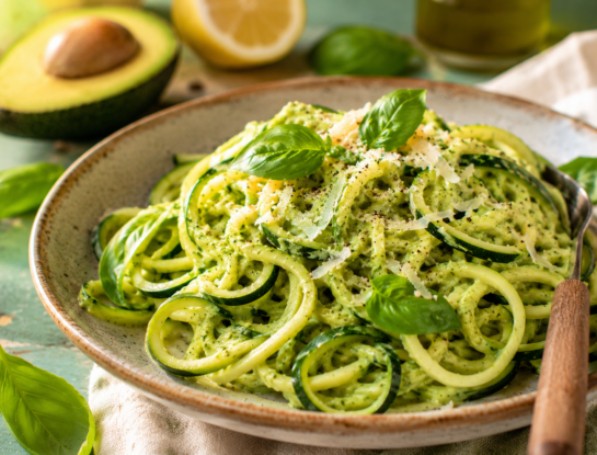 Fideos de zucchini con pesto de palta: una receta fresca, saludable y lista en minutos