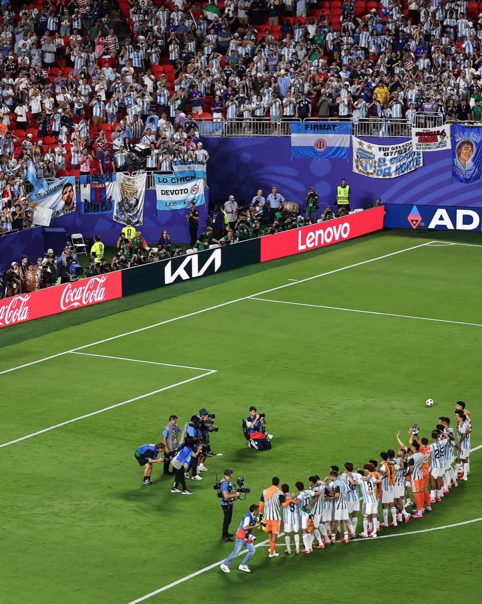El equipo de la Selección Argentina entrando al campo de juego en Kansas para debutar en el Mundial 2026.