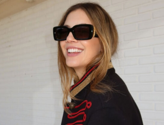 Stephanie Demner confirmó el regreso de la chaqueta militar: cómo llevar la tendencia Sargent Pepper del invierno 2026
