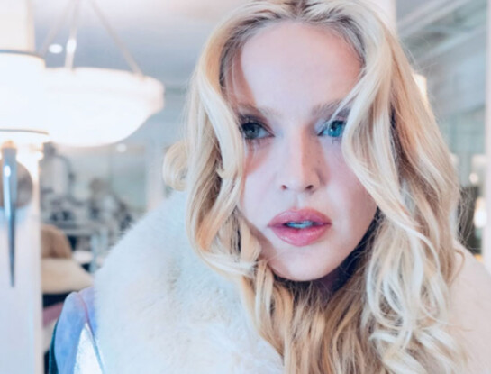 Madonna completó su look con una cartera de lujo que promete ser el nuevo objeto de deseo