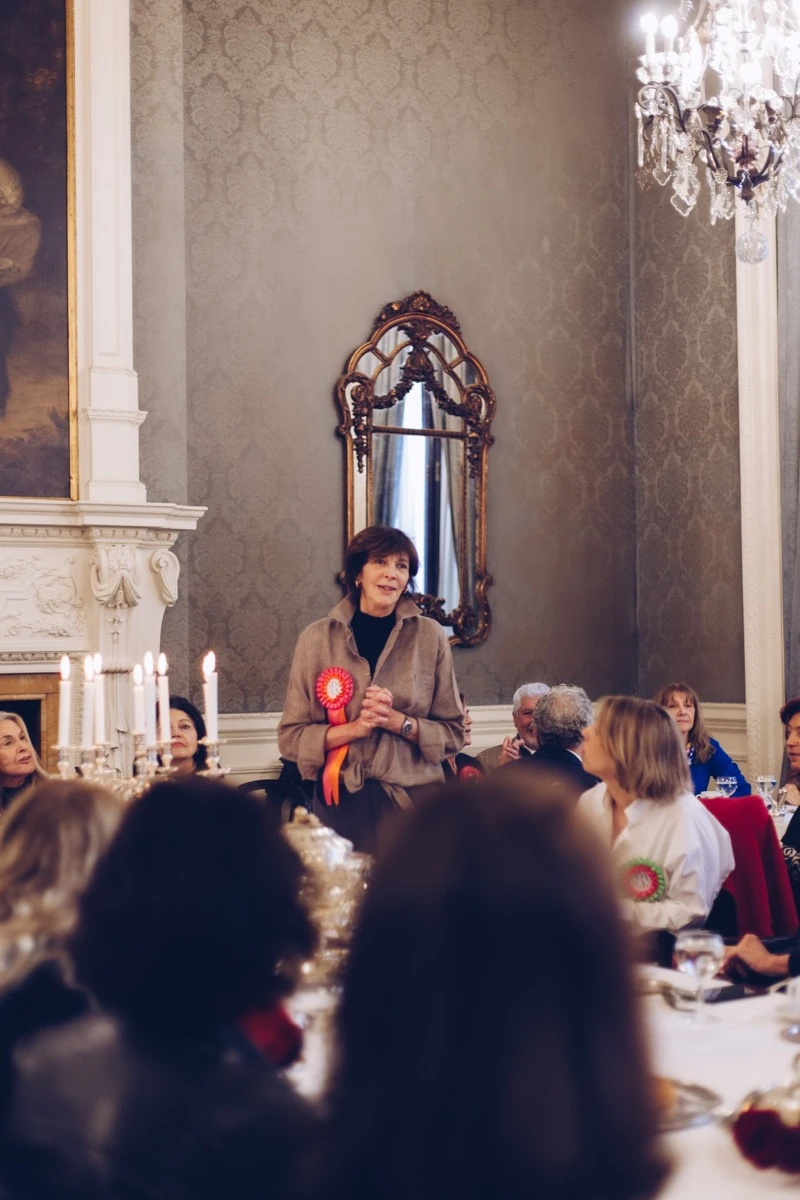 Laura Ocampo, Presidente DArA, da la bienvenida a los invitados.