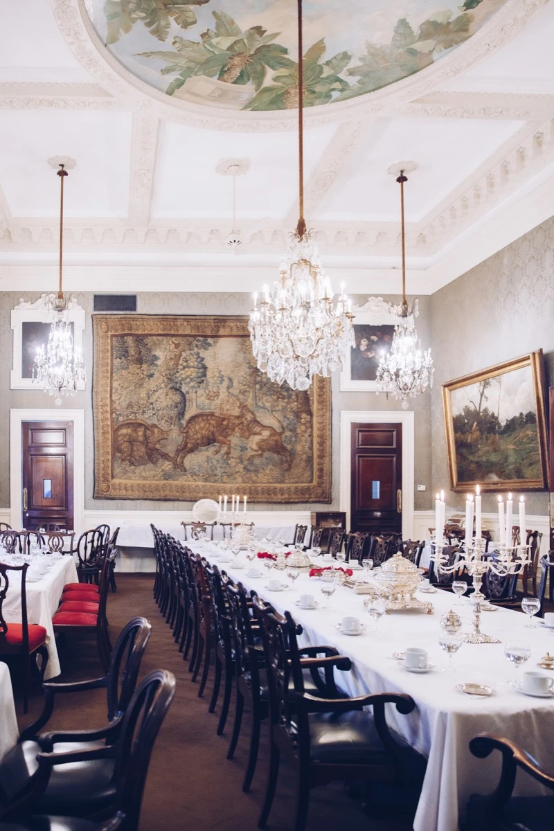 El imponente salón del Círculo de Armas donde se realizó el desayuno.