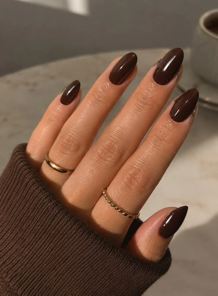 Se llevan en acabado opaco, ultra brillante o incluso como detalle sobre una base natural, una tendencia inspirada en el nail art minimalista.