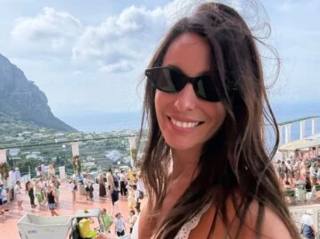 El look total white de Pampita en Capri: el vestido romántico que eligió para recorrer la isla italiana