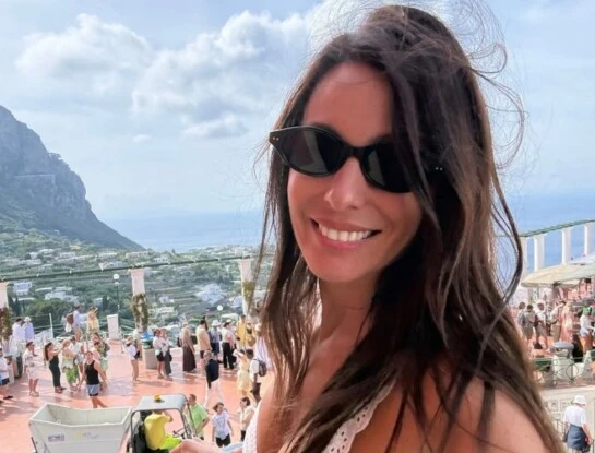 El look total white de Pampita en Capri: el vestido romántico que eligió para recorrer la isla italiana
