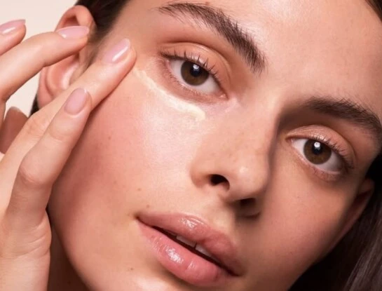 La técnica de maquillaje que suaviza las ojeras sin usar demasiado corrector