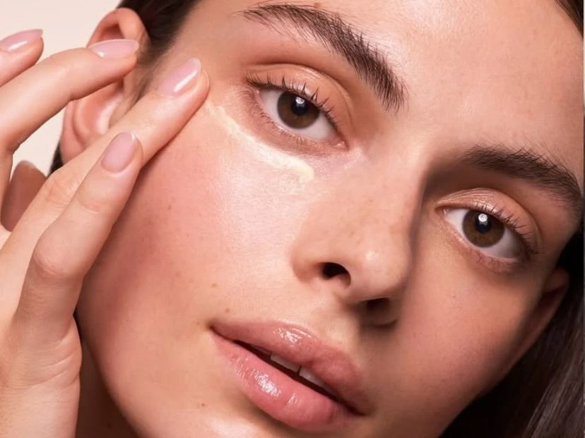 La técnica de maquillaje que suaviza las ojeras sin usar demasiado corrector