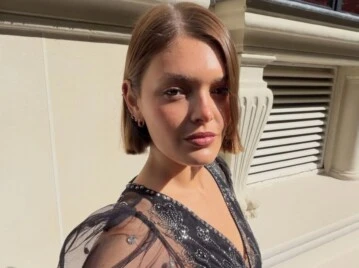 Transparencias y brillo: el romántico vestido negro que eligió Zuzu Coudeu en París