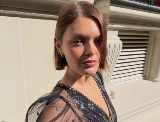 Transparencias y brillo: el romántico vestido negro que eligió Zuzu Coudeu en París