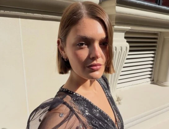 Transparencias y brillo: el romántico vestido negro que eligió Zuzu Coudeu en París