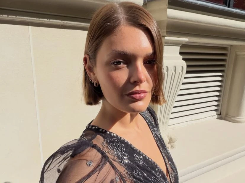 Transparencias y brillo: el romántico vestido negro que eligió Zuzu Coudeu en París