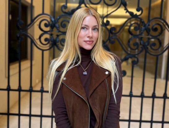 Nicole Neumann apostó por el mix más trendy del invierno: pantalón efecto reptil y chaleco de gamuza