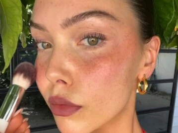 Sunburn blush: la tendencia beauty que genera debate en redes porque está inspirado en las quemaduras de sol
