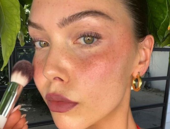 Sunburn blush: la tendencia beauty que genera debate en redes porque está inspirado en las quemaduras de sol