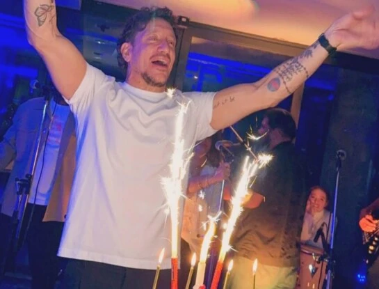 Así festejó Nico Vázquez su cumpleaños número 49: rodeado de amigos, familia y mucho amor