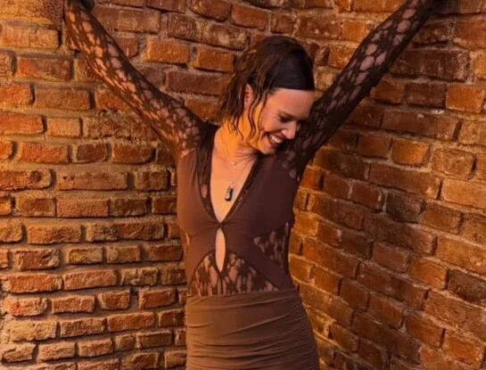 El look de Manu Viale para celebrar sus 35 años: transparencias, encaje y un vestido chocolate súper sensual