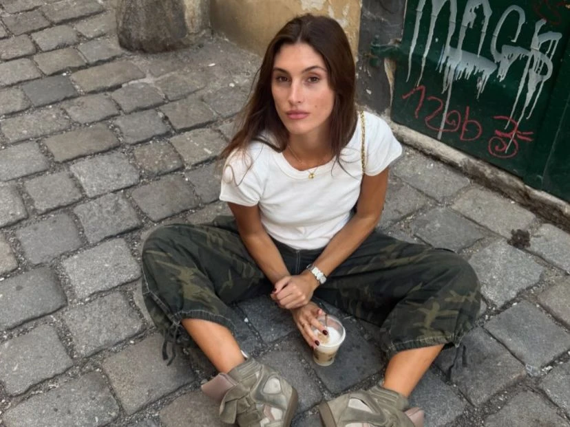 Look de Lola Latorre: el outfit comfy y canchero que eligió para recorrer Viena