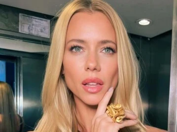 Nicole Neumann apostó al estilo preppy chic con falda escocesa y blazer