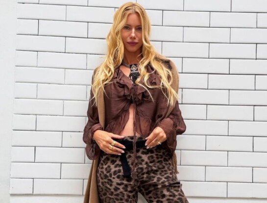 Nicole Neumann apostó al animal print y las botas cowboy en un look boho chic ideal para el invierno