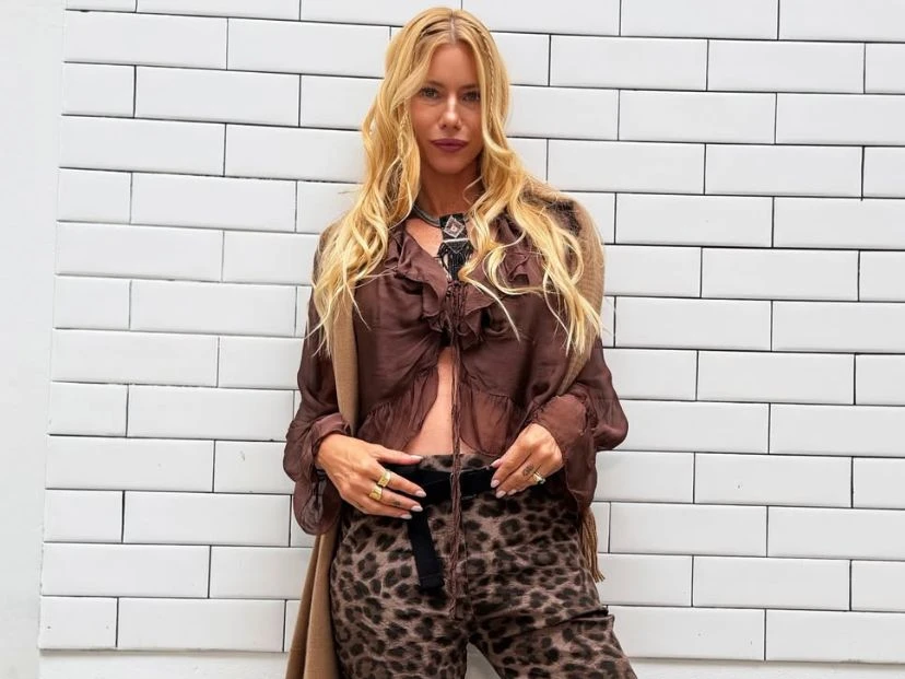 Nicole Neumann apostó al animal print y las botas cowboy en un look boho chic ideal para el invierno