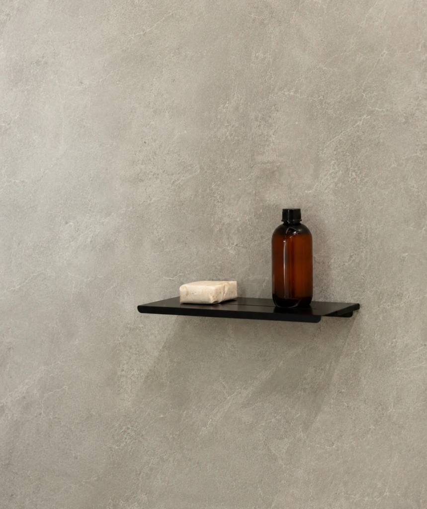 Los estantes para ducha son una gran oportunidad para incorporar detalles de diseño en el baño.