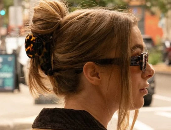 El accesorio de pelo infalible para lograr un peinado chic en segundos y que vuelve a ser tendencia