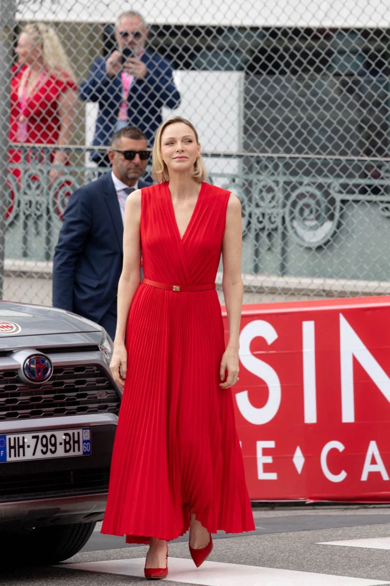 La princesa Charlène de Monaco apostó a un look total red. 