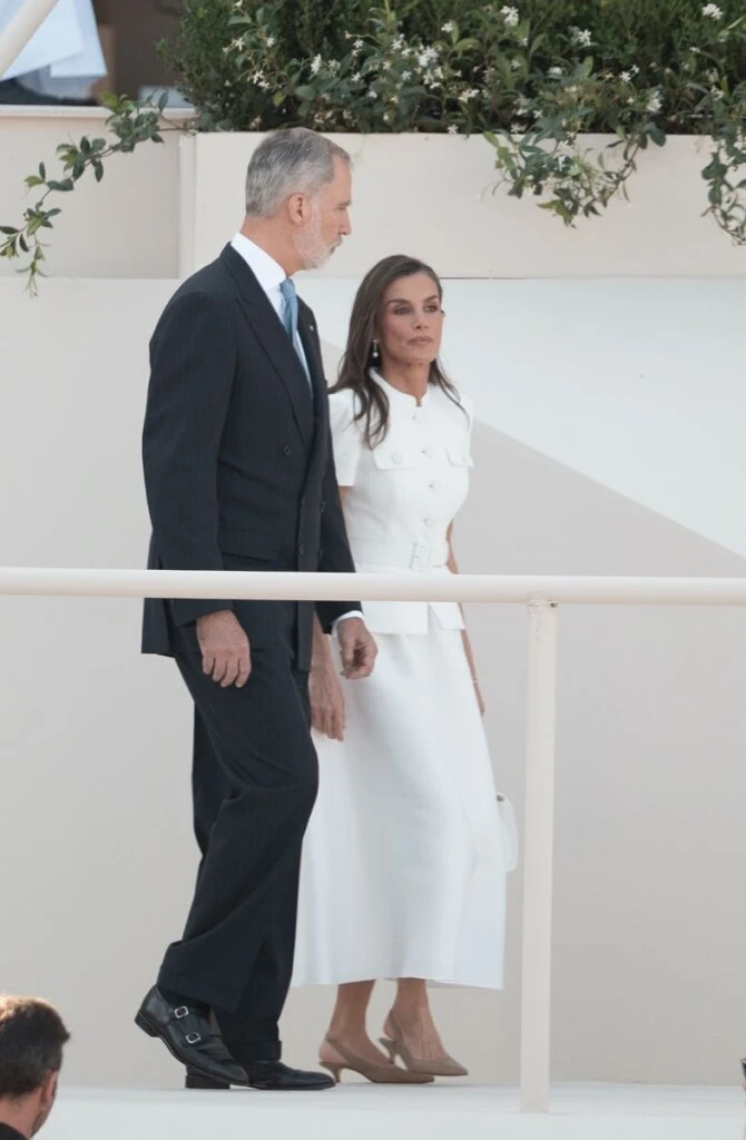 El rey Felipe VI, la reina Letizia, las princesas Leonor y Sofia recibieron al Papa Leo XIV en la Plaza de Cibeles en Madrid.