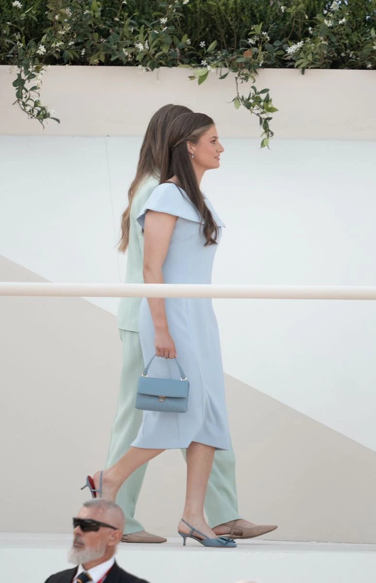 El look de la Princesa Leonor: vestido color azul cielo.