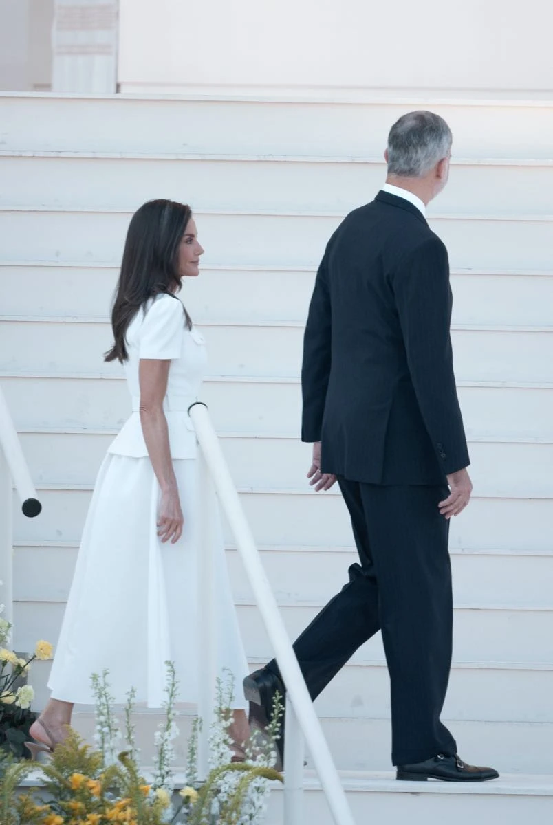 El rey Felipe VI, la reina Letizia, las princesas Leonor y Sofia recibieron al Papa Leo XIV en la Plaza de Cibeles en Madrid.
