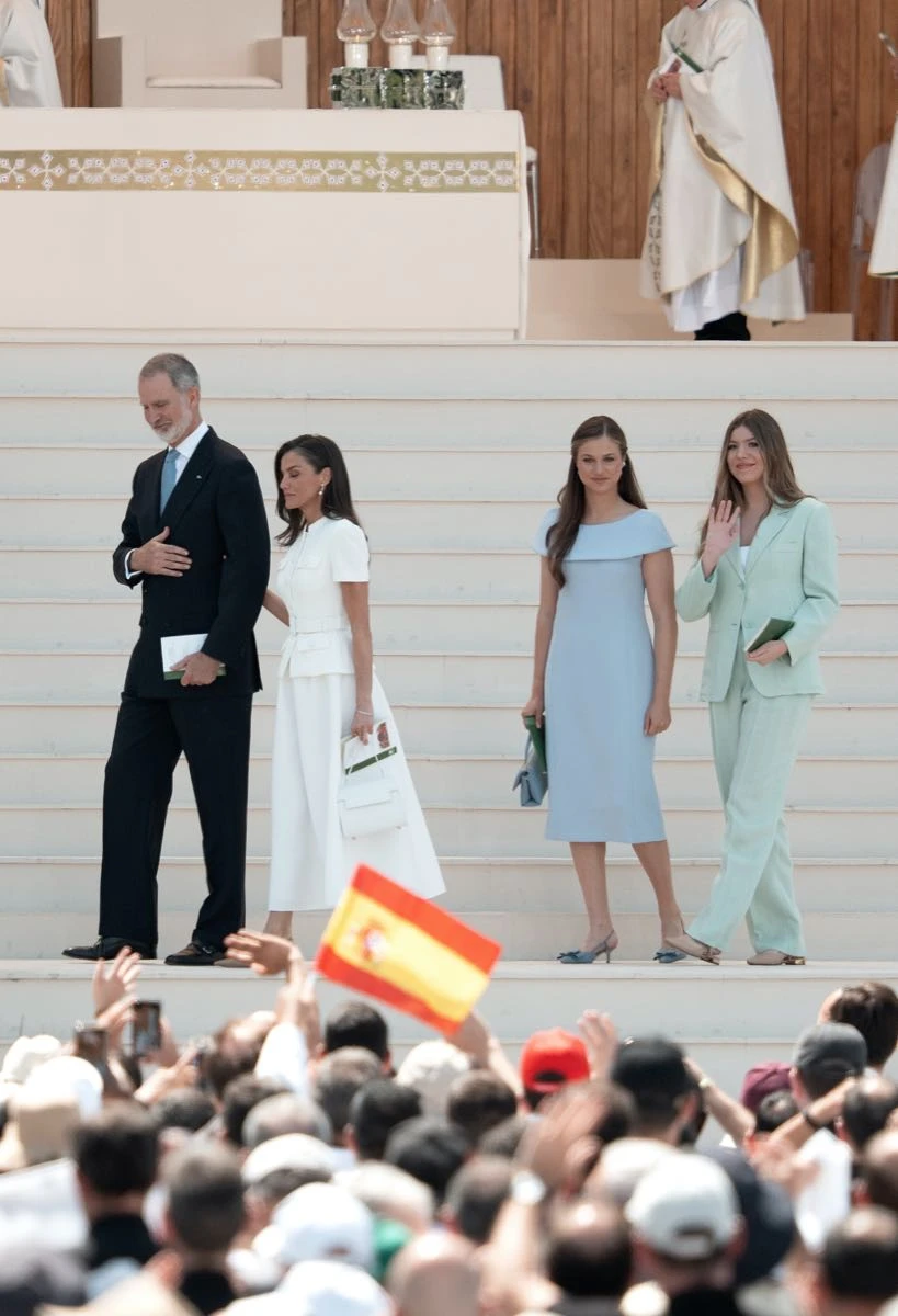 Las princesas Leonor y su hermana Sofia apostaron por los colores empolvados.