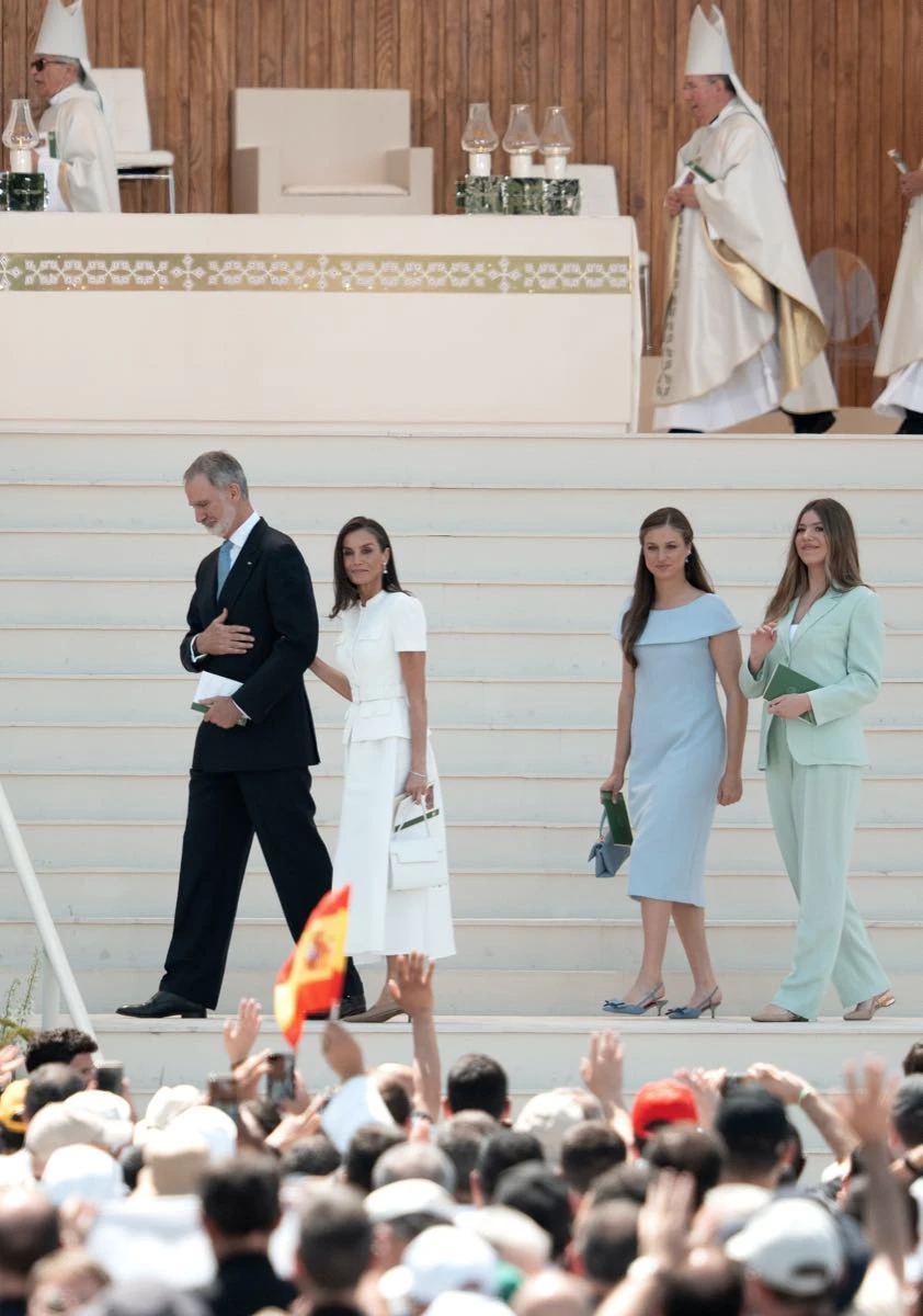 El rey Felipe VI, la reina Letizia, las princesas Leonor y Sofia recibieron al Papa Leo XIV en la Plaza de Cibeles en Madrid.