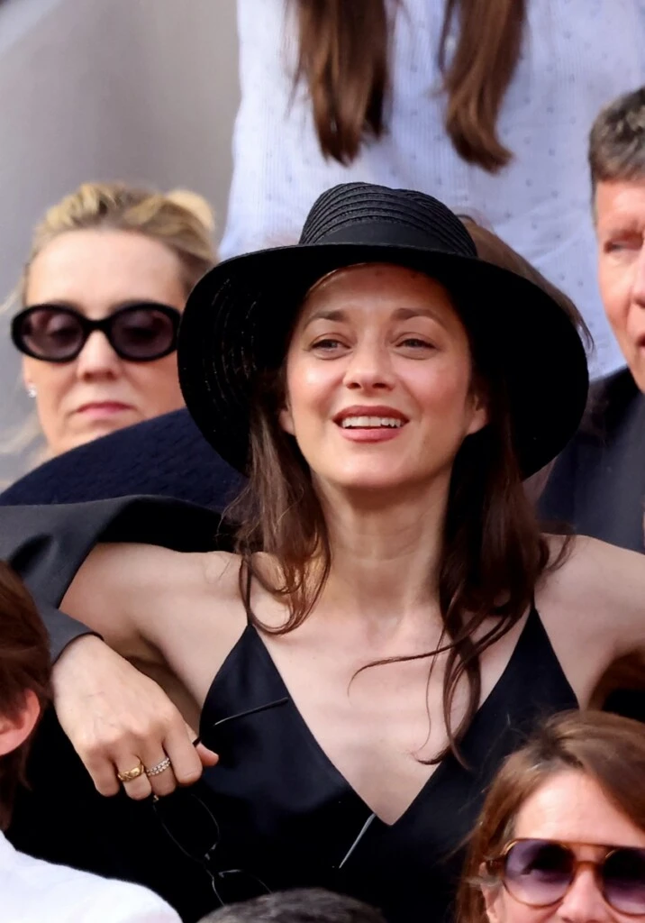 Vidriera de Lilly Collins a Olivia Wilde, los looks de los famosos en Roland Garros y el GP de Mónaco DESTACADA (2)
