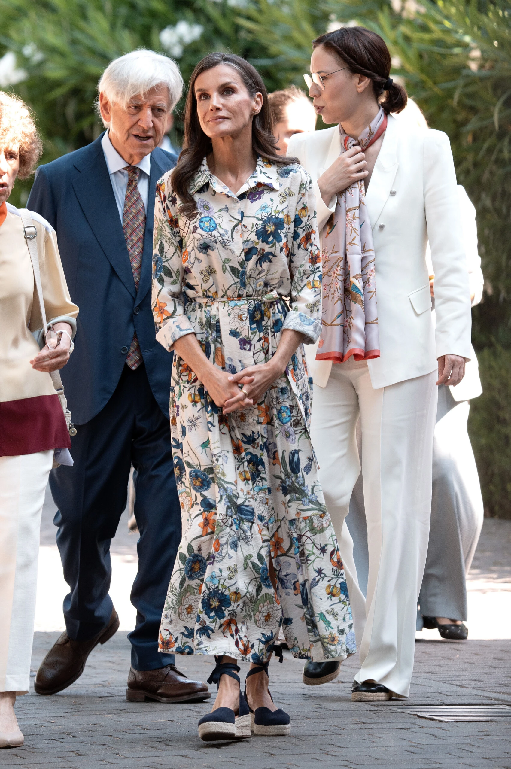 El look veraniego de la reina Letizia en Madrid.