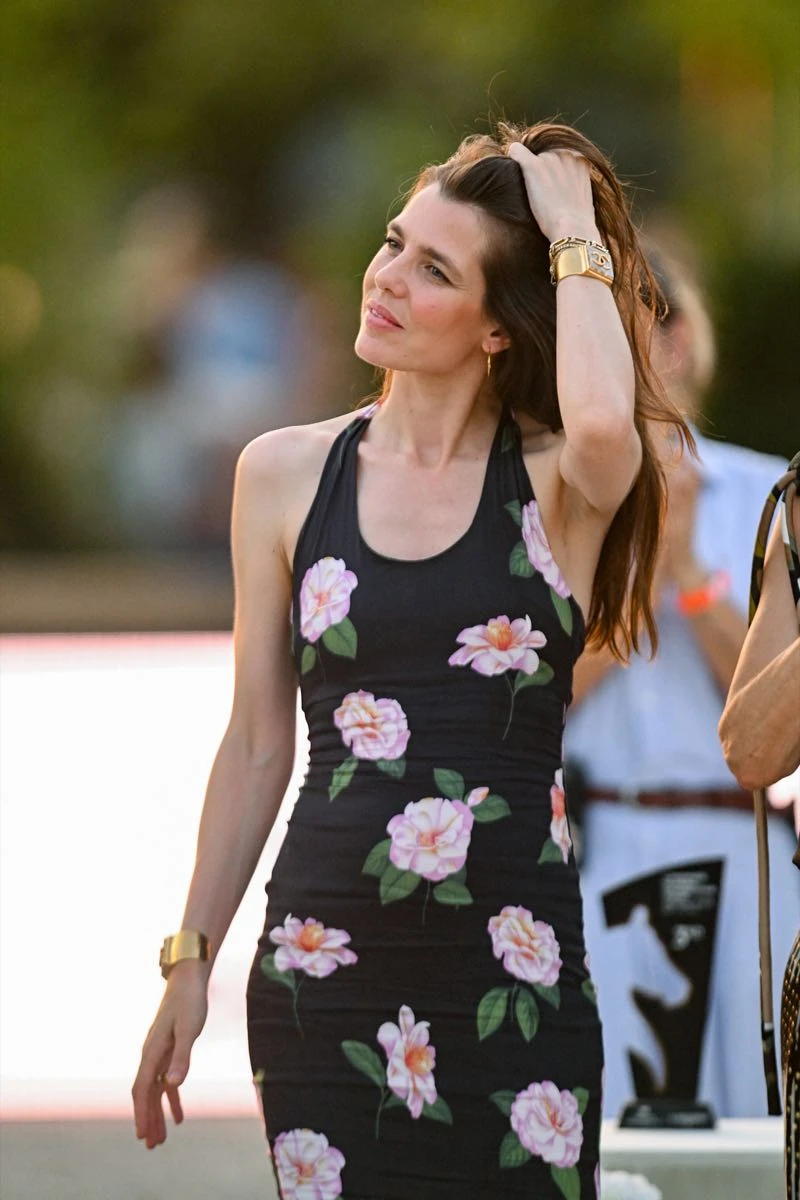 Charlotte Casiraghi en Paris con un look de la firma Rouje París.