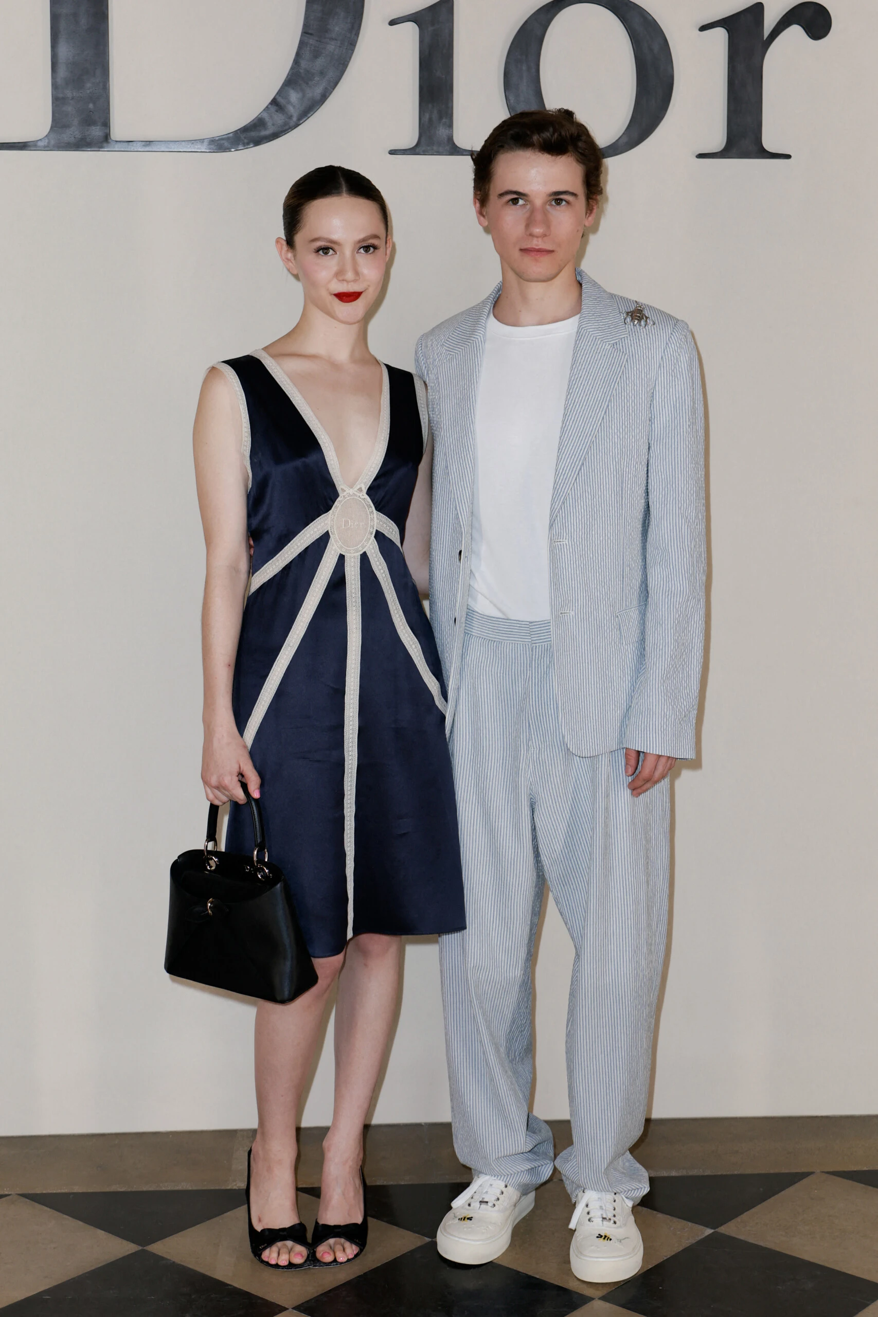 Sam Nivola y Iris Apatow en el desfile de Dior.