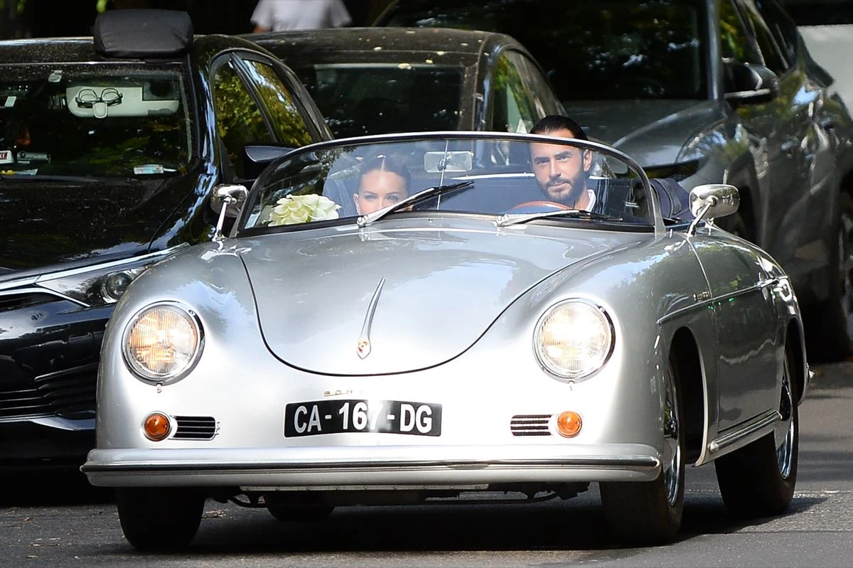 Los novios Thylane Blondeau y Benjamin Attal llegando a su casamiento por civil en Paris.